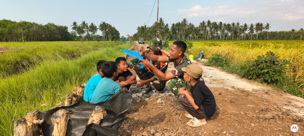 Keceriaan Anak-Anak Kapuas: Simbol Sinergi TNI dan Masyarakat di TMMD Reguler ke-129