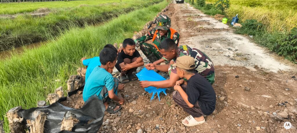 Membangun Kenangan Indah: Satgas TMMD Bersama Anak-Anak di Kapuas