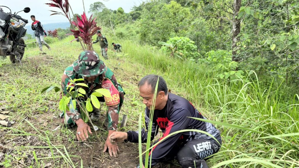 TNI bersama Masyarakat Tanam Pohon di Bukit Bendera