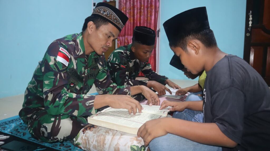Kegiatan Mengaji di Malam Hari: TNI Satgas TMMD Ke-129 dan Anak Induk Semang