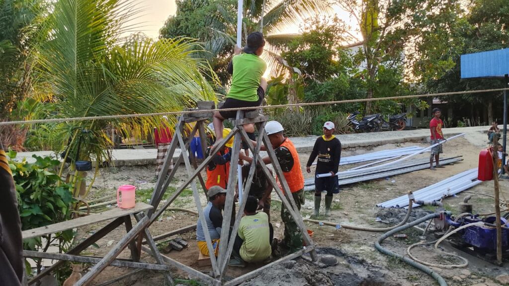 Kerjasama Harmonis di Desa Bandaraya: Sinergi TNI dan Warga dalam Pemasangan Pipa Air Bersih