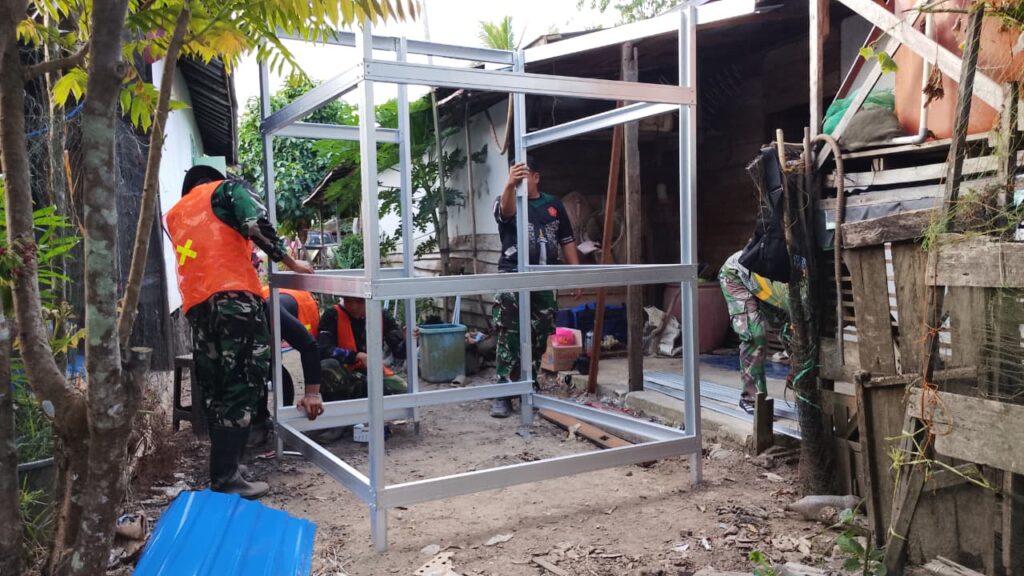 Gotong Royong Menuju Kesehatan, Satgas TMMD Ke-129 dan Warga Desa Bandaraya Mendirikan Rumah MCK
