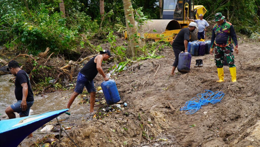 Demi Kelancaran Pembukaan Jalan, Satgas TMMD Ke-129 Tempuh Jalur Laut Antar Solar untuk Alat Berat