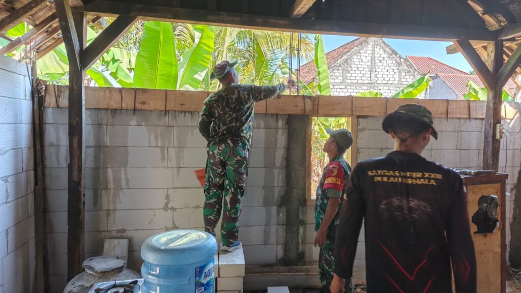 Pantauan Ketat Pembangunan Rutilahu oleh Sertu Muin dalam Program TMMD 129