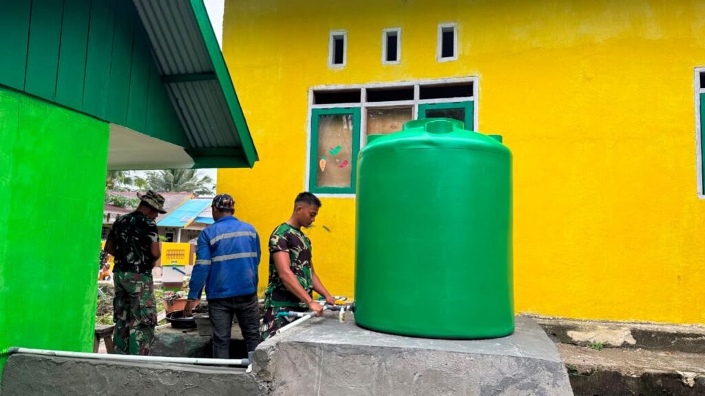 Pengecatan Tandon Air dalam Program Air Bersih di SDN Umbele