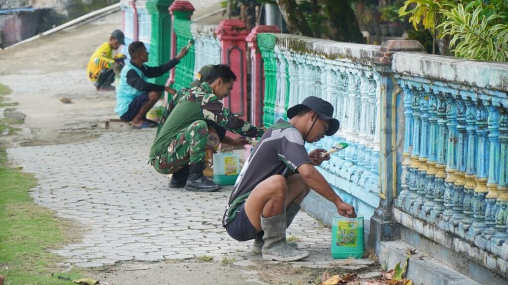 Kerja Sama Satgas TMMD dan Warga Cat Pagar di Desa Umbele