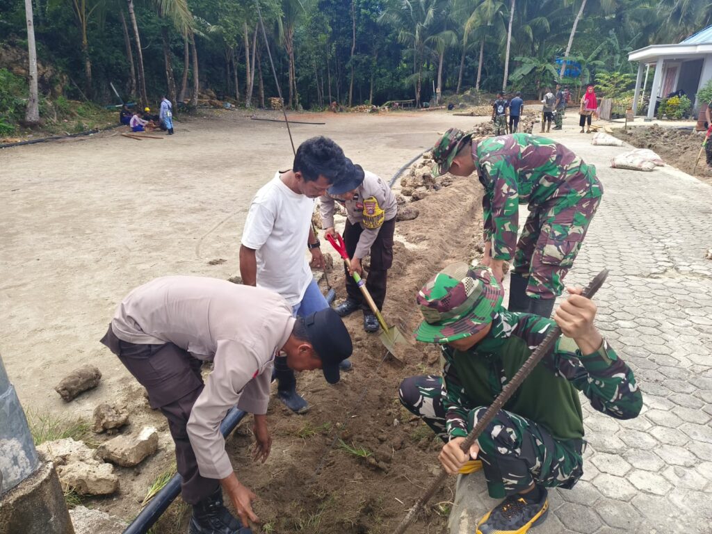 Bahu Membahu Bangun Desa, Satgas TMMD, Polri, dan Warga Percepat Pengecoran Rabat Beton