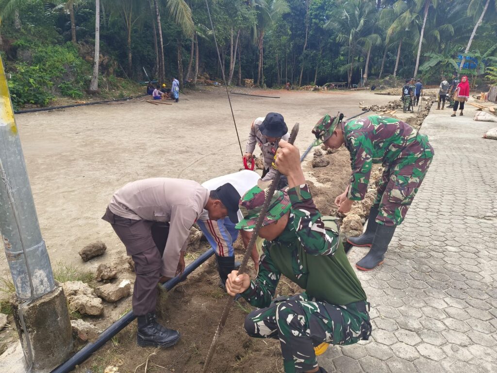 Kekompakan TNI-Polri dan Warga Warnai Pekerjaan Rabat Beton TMMD Ke-129 di Desa Polewali