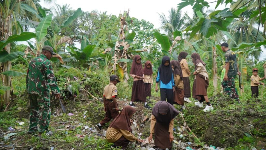 Kerjasama Satgas TMMD dan Siswa SDN Umbele Ciptakan Lingkungan Pendidikan yang Bersih