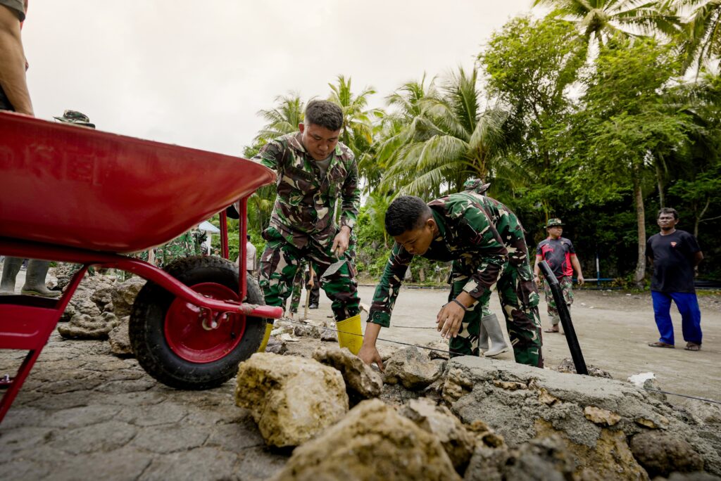Pantang Lelah, Personel Satgas TMMD Ke-129 Tuntaskan Pengecoran Rabat Jalan di Desa Polewali
