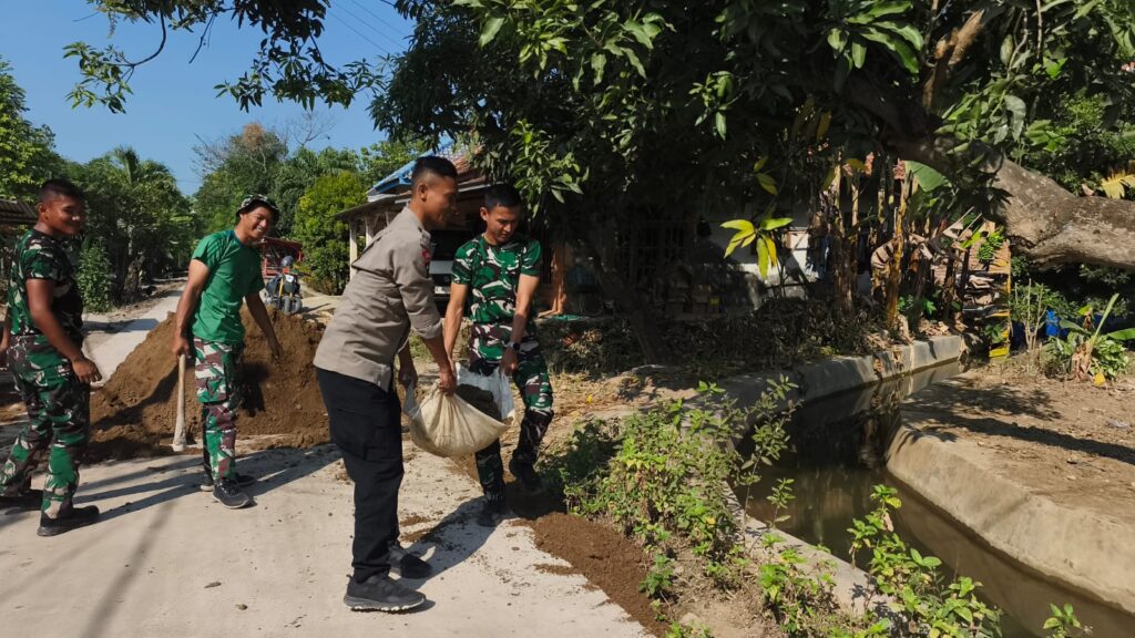 Kepedulian Satgas TMMD Cirebon dalam Membangun Bahu Jalan yang Aman