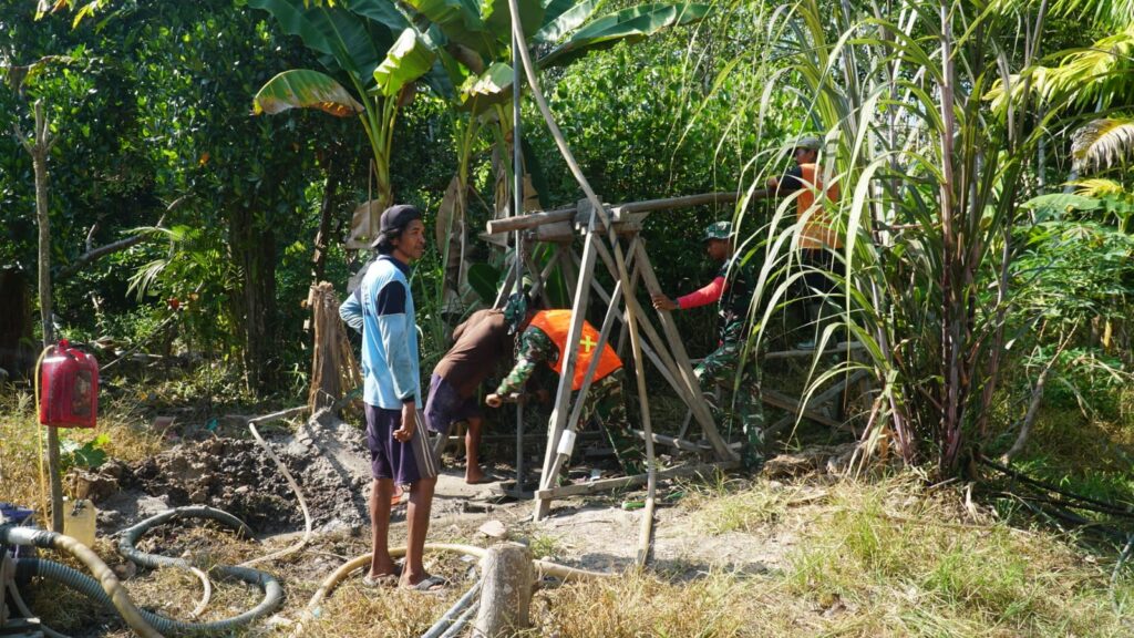 Semangat Kebersamaan dalam Penggalian Sumur di Desa Bandar Raya