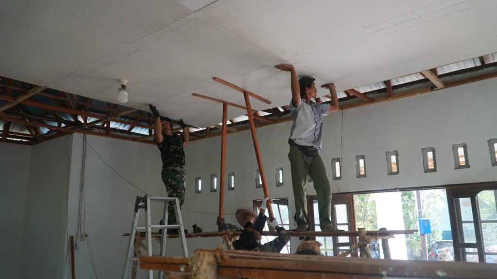 Satgas TMMD Ke-129 Kodim 1011/KLK Kebut Pemasangan Plafon Musholla Darul Iman