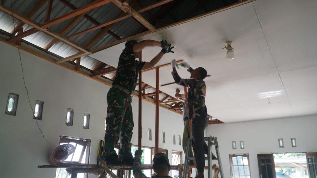 Gotong Royong Satgas TMMD dan Warga Percepat Finishing Musholla Darul Iman