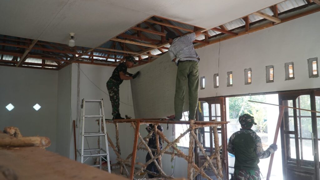 Pemasangan Plafon Tandai Rehabilitasi Musholla Darul Iman Memasuki Tahap Akhir