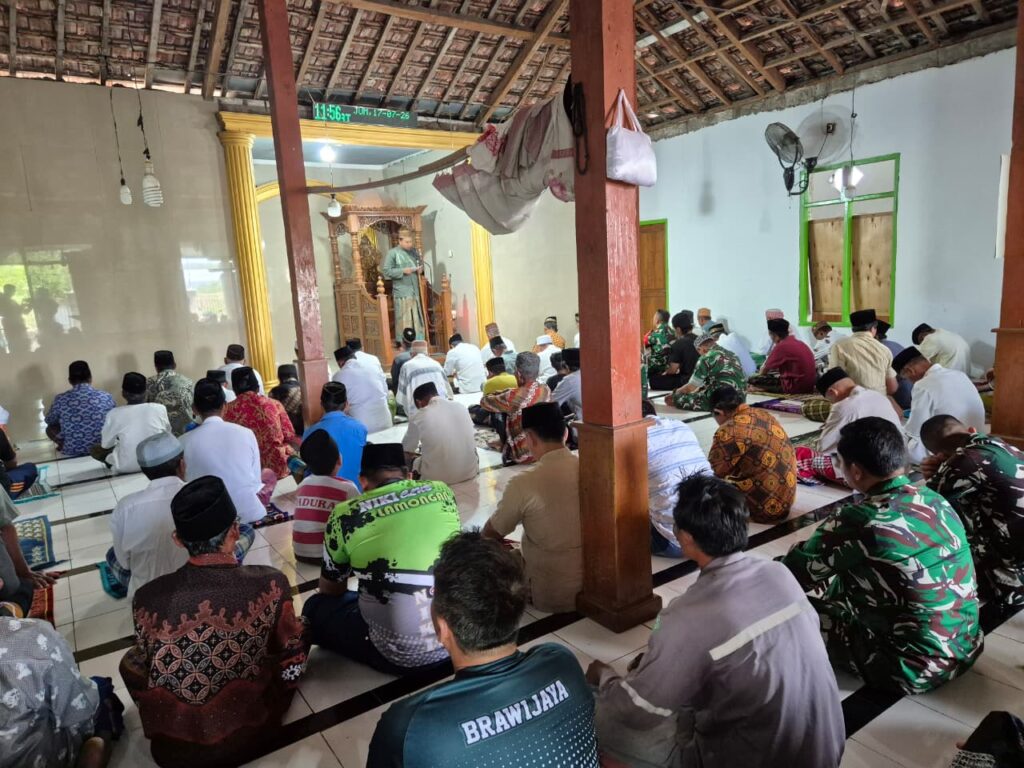 Sentuhan Humanis Satgas TMMD Ke-129 Kodim 0812/Lamongan Hadir Lewat Kebersamaan dengan Anak-Anak Desa