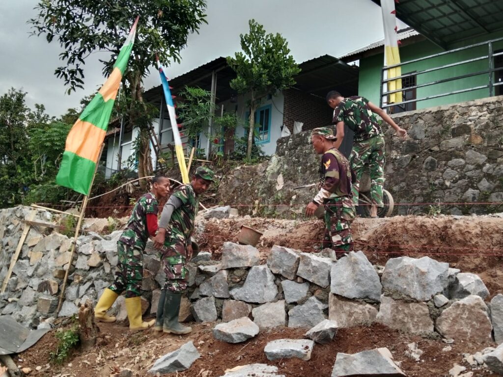 Gotong Royong Satgas TMMD dan Warga Percepat Rehab RTLH Milik Bapak Siswanto di Pinang Jaya
