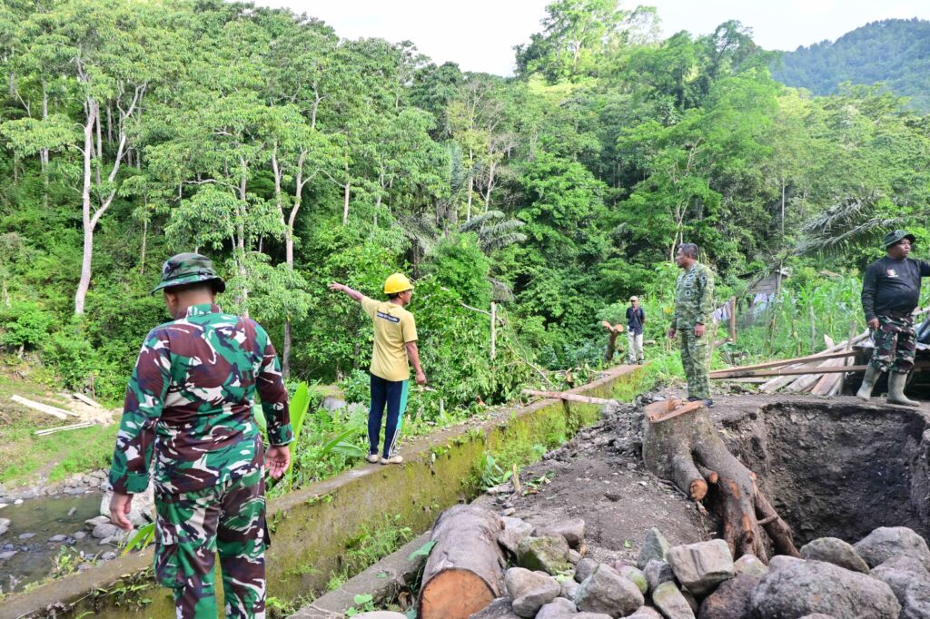 Dandim 1407/Bone Letkol Inf Laode Muhammad Idrus Tinjau Lokasi Pembangunan Jembatan Gantung di Desa Patukku