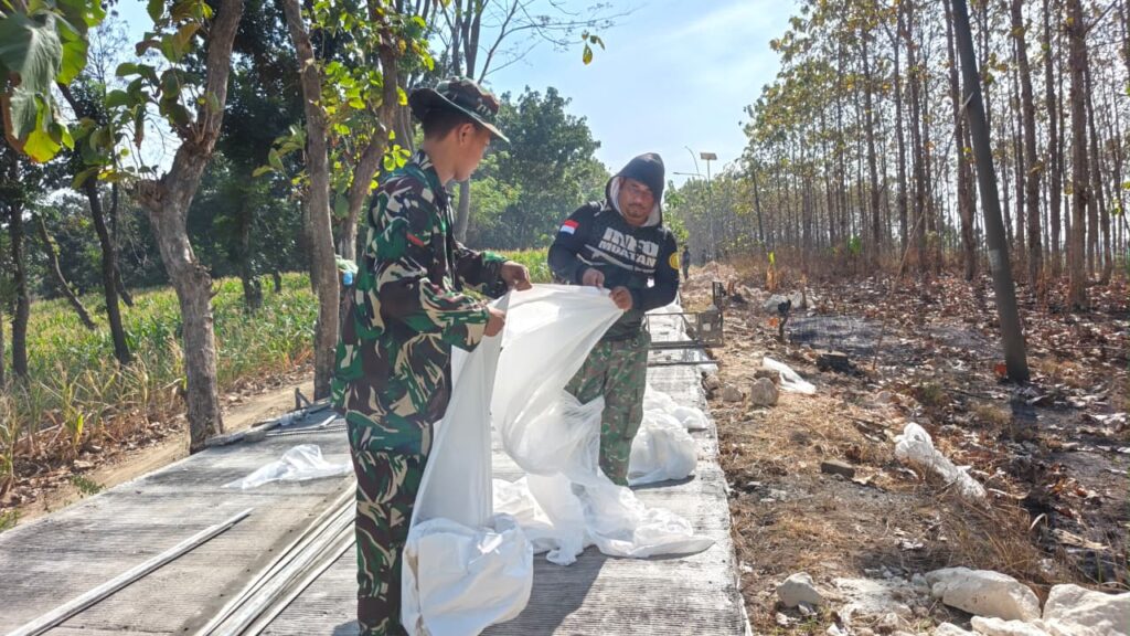 Peningkatan Kualitas Jalan di Desa Tlemang Melalui TMMD 129