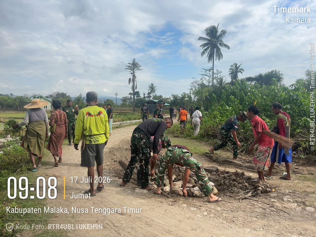 Satgas TMMD 129 Kodim Belu dan Warga Gotong Royong Bangun Jalan Usaha Tani di Desa Naas