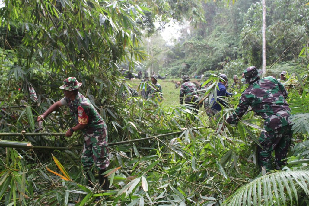 Gotong Royong Satgas TMMD dan Warga Warnai Pembangunan Jalan Rabat Beton di Desa Sekardadi
