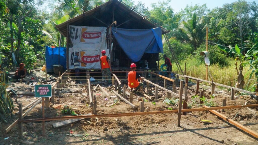 Kolaborasi TNI dan Masyarakat Dorong Pembangunan RTLH pada TMMD Ke-129