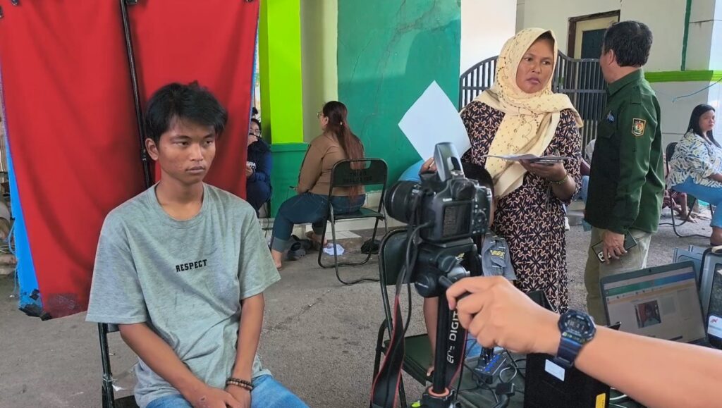 Sinergi TMMD ke-129, Kodim 0620/Cirebon Dekatkan Layanan Adminduk di Desa Luwung Kencana