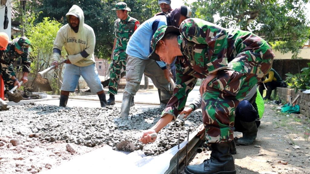 TMMD ke-129 Kodim 0620/Kabupaten Cirebon Genjot Pembangunan Jalan Rabat Beton 660 Meter