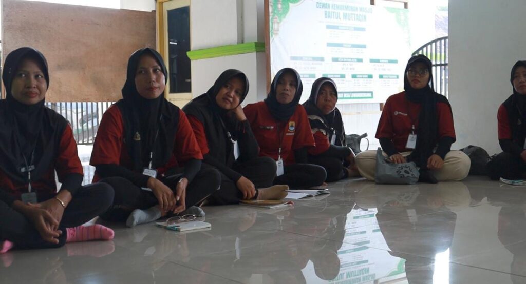 Tingkatkan Nasionalisme, Satgas TMMD ke-129 Kodim 0620/Kab. Cirebon Bekali Ibu-Ibu PKK dengan Wawasan Kebangsaan dan Disiplin