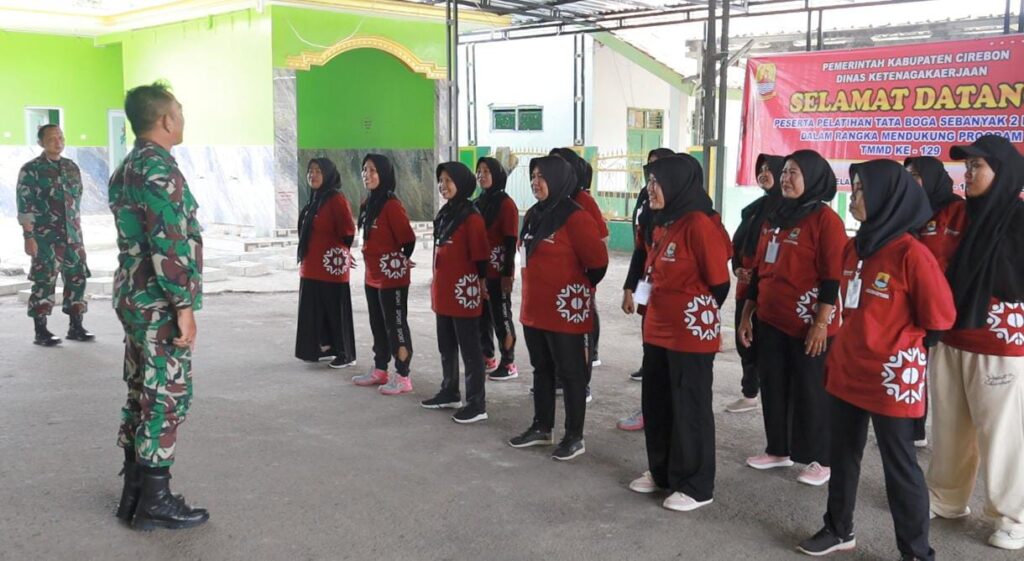 Tanam Karakter Pancasila, Satgas TMMD 129 Kodim 0620/Kabupaten Cirebon Gembleng Mental Ibu-Ibu PKK Luwung Kencana