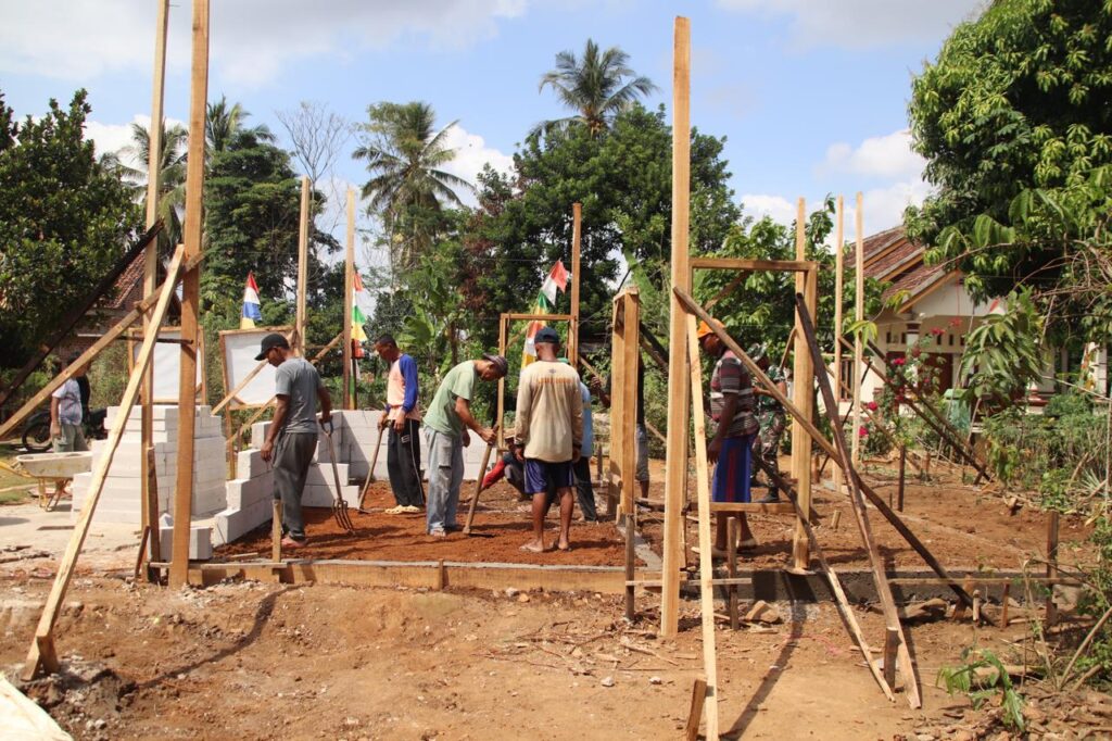 Semangat Kebersamaan, Satgas TMMD bersama Masyarakat Laksanakan Pemadatan Tanah Timbunan RTLH Milik Ibu Wagiyem