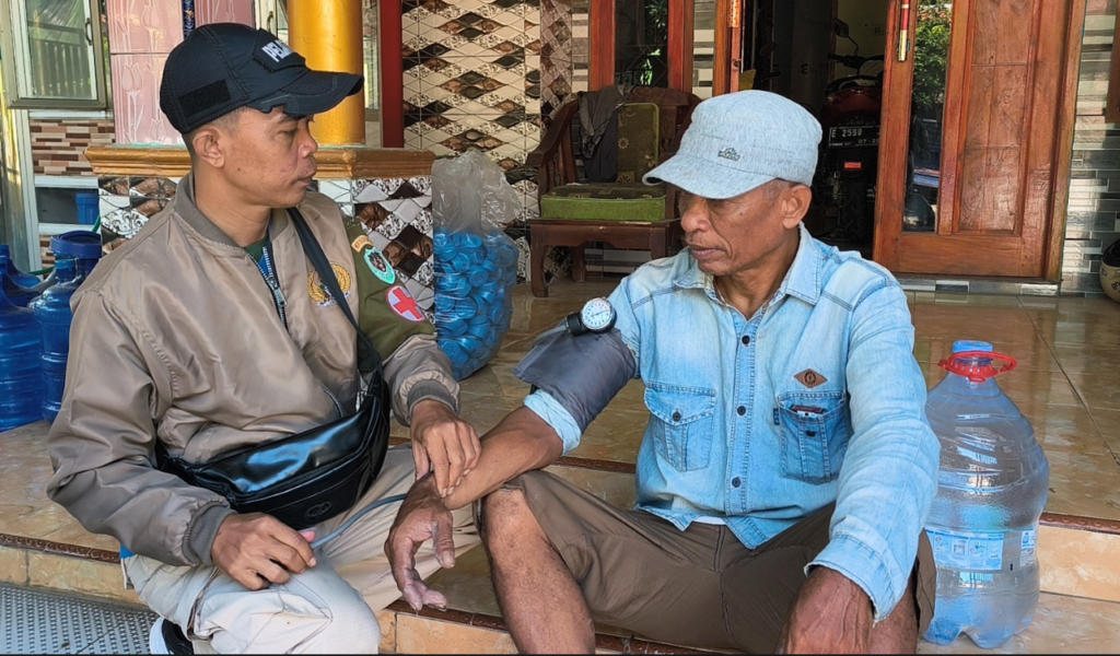Kepedulian TNI Terhadap Kesehatan Masyarakat, Satgas TMMD ke-129 Mengunjungi Luwung Kencana