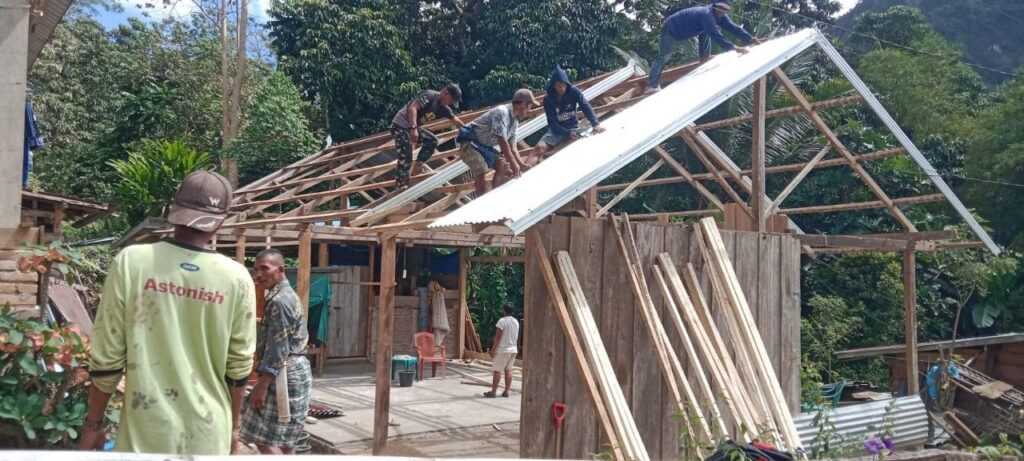 Satgas TMMD Ke-129 Kodim 1407/Bone Lanjutkan Pemasangan Atap RTLH Milik Bapak Sofyan
