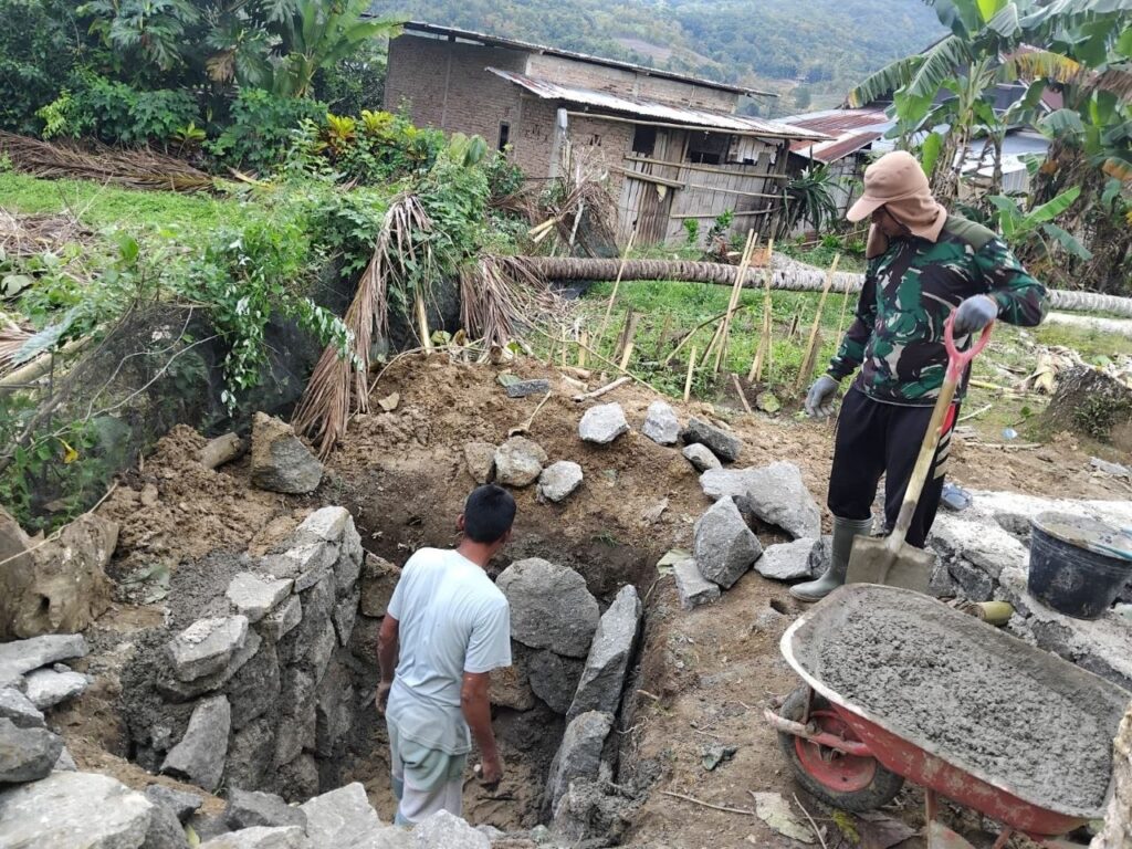 Satgas TMMD Ke-129 Kodim 1407/Bone Lanjutkan Pembuatan Pondasi Lubang Jambanisasi di Desa Langi