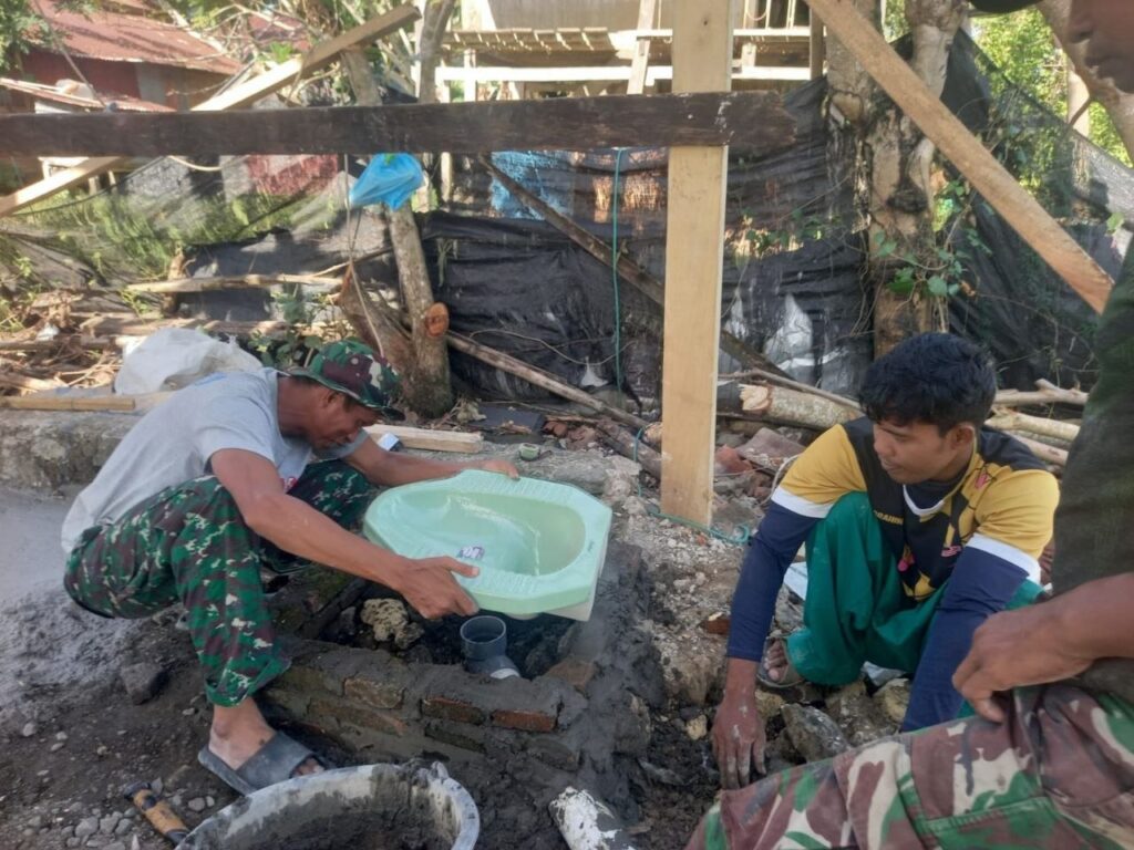 Satgas TMMD Ke-129 Kodim 1407/Bone Laksanakan Pemasangan Kloset RTLH Milik Ibu Rosmina