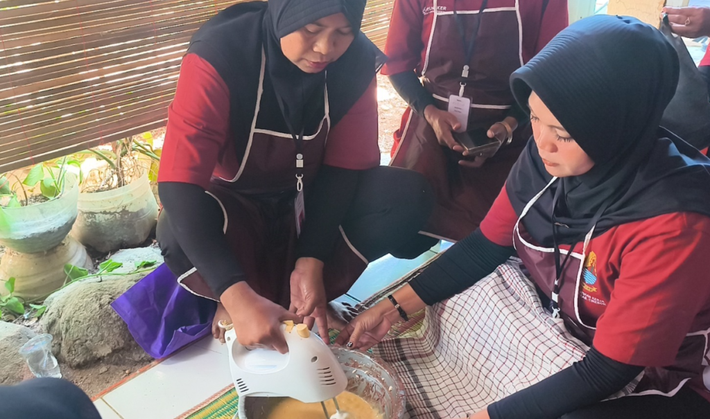Pemberdayaan Ibu-Ibu di Desa Luwung Kencana Melalui Pelatihan Brownies TMMD