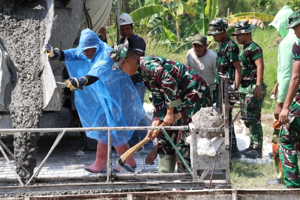 Satgas TMMD Ke-129 Kodim 0812/Lamongan Optimalkan Pengecoran Jalan dengan Alat Bantu “Skrit”