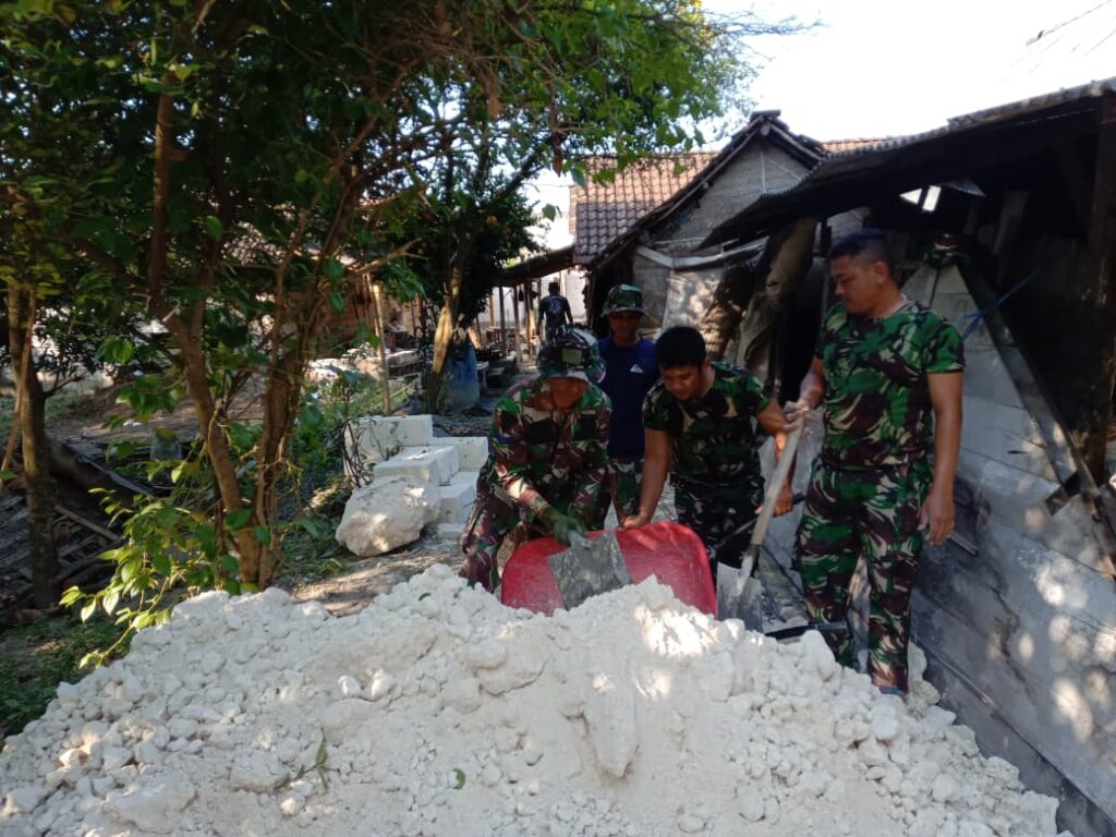 Satgas TMMD Ke-129 Kodim 0812/Lamongan Siapkan Tahap Pengecoran Rutilahu Melalui Pengurukan Lantai