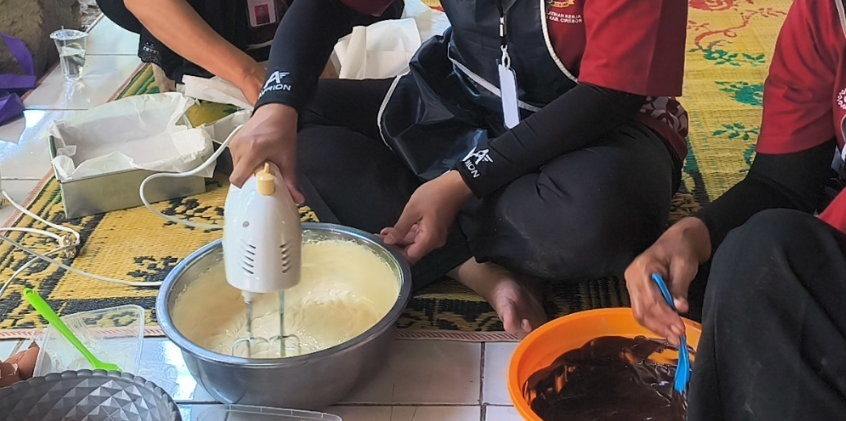 Antusiasme Ibu-Ibu Desa Luwung Kencana dalam Pelatihan Membuat Brownies