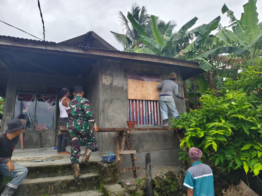 Gotong Royong Warnai Lanjutan Plester RTLH Milik Bapak Suardi di Desa Pulau Dua