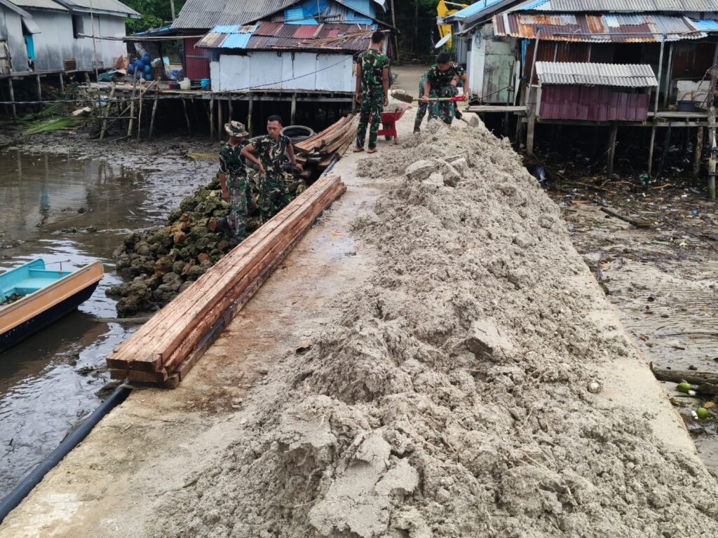 Persiapkan Material Rabat Beton, Satgas TMMD Ke-129 Fokus Kumpulkan Pasir di Desa Polewali