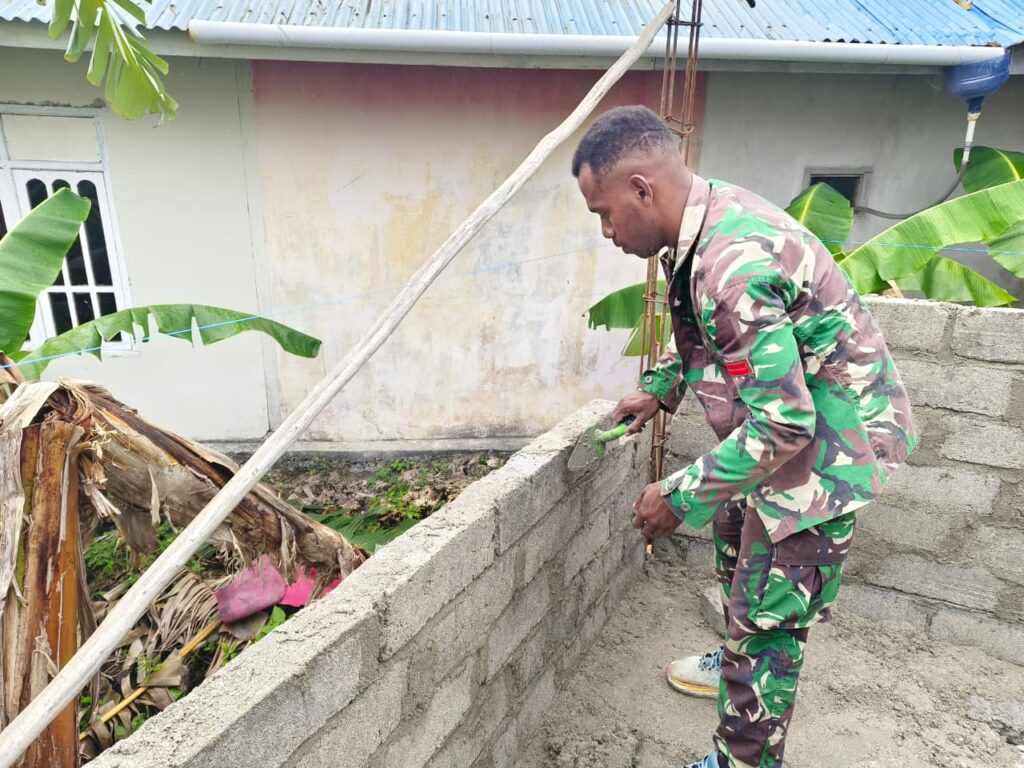 Gotong Royong Satgas TMMD dan Warga Percepat Pemasangan Batako MCK Masjid Quba