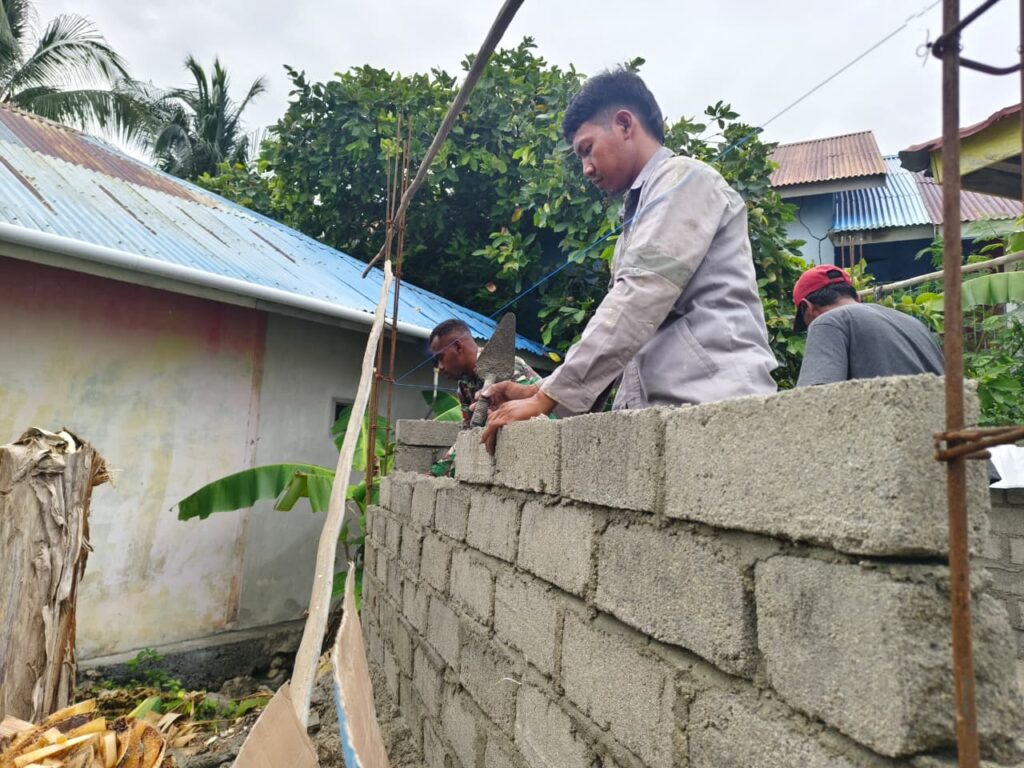 Pemasangan Dinding Batako MCK Masjid Quba Jadi Bukti Sinergi Satgas TMMD dan Masyarakat