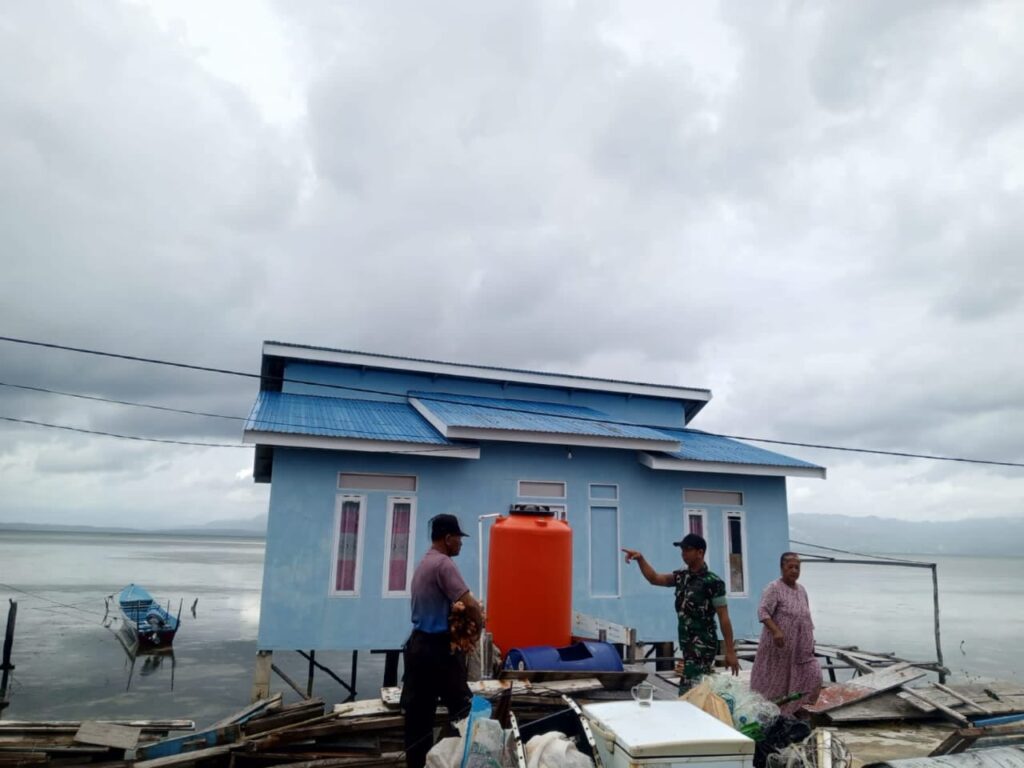 Sinergi TNI-Polri dan Warga Awali Renovasi RTLH Ibu Samsia dengan Pemindahan Perabot