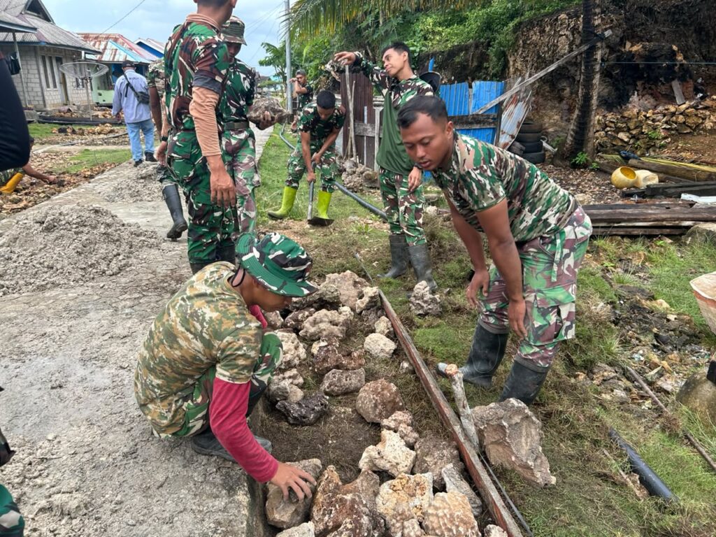 Antusias Warga Warnai Pengerjaan Rabat Jalan Bersama Satgas TMMD Ke-129 di Desa Polewali