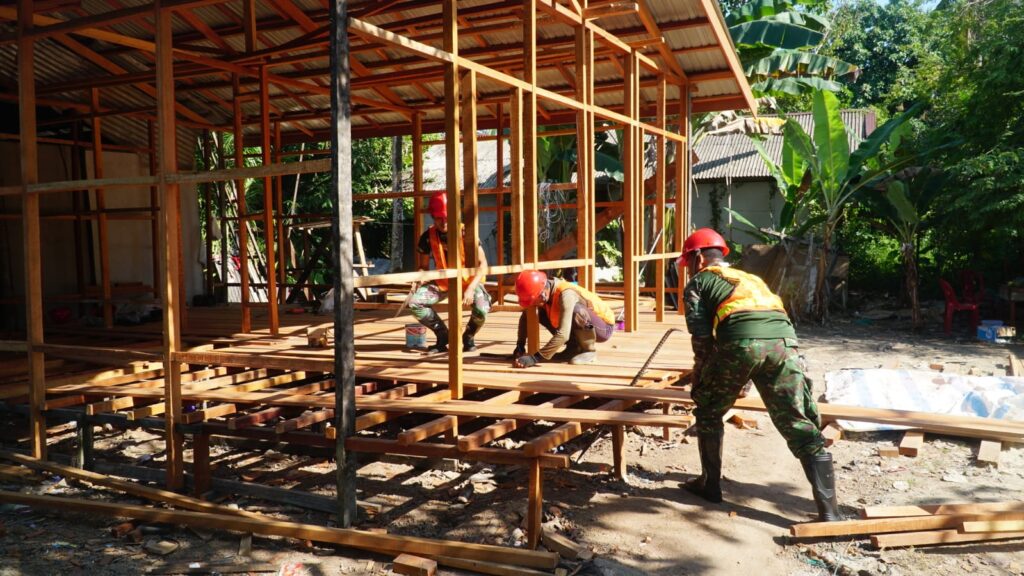 Satgas TMMD Ke-129 Kodim 1011/Klk Lanjutkan Pemasangan Lantai RTLH Milik Bapak Walianto