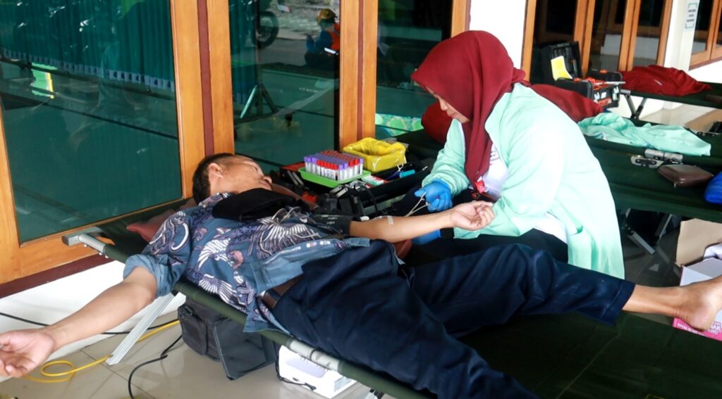 Donor Darah Warnai TMMD ke-129 Kodim 0620/Kabupaten Cirebon, Wujud Nyata Kepedulian TNI untuk Sesama
