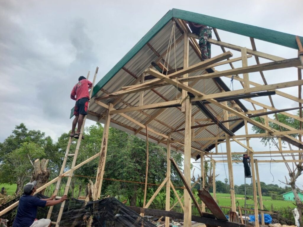 Satgas TMMD Ke-129 Kodim 1407/Bone Laksanakan Pemasangan Atap RTLH Milik Ibu Rosmina