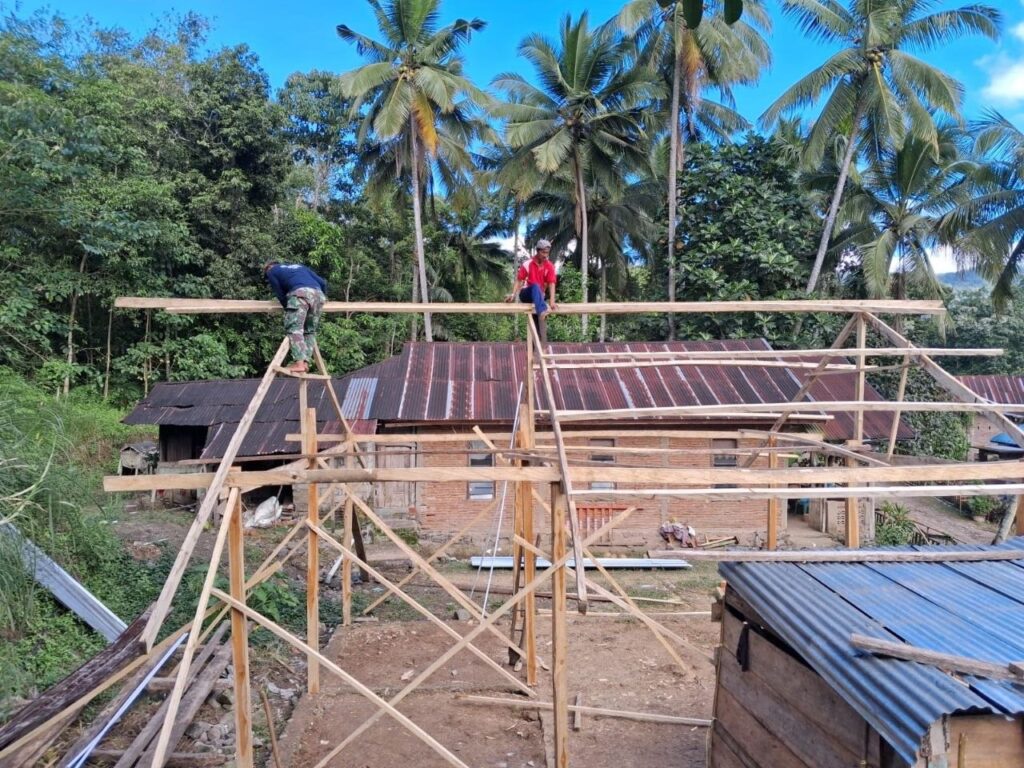Satgas TMMD Ke-129 Kodim 1407/Bone Lanjutkan Pendirian Rangka Kayu RTLH Milik Bapak Ihwan Baso