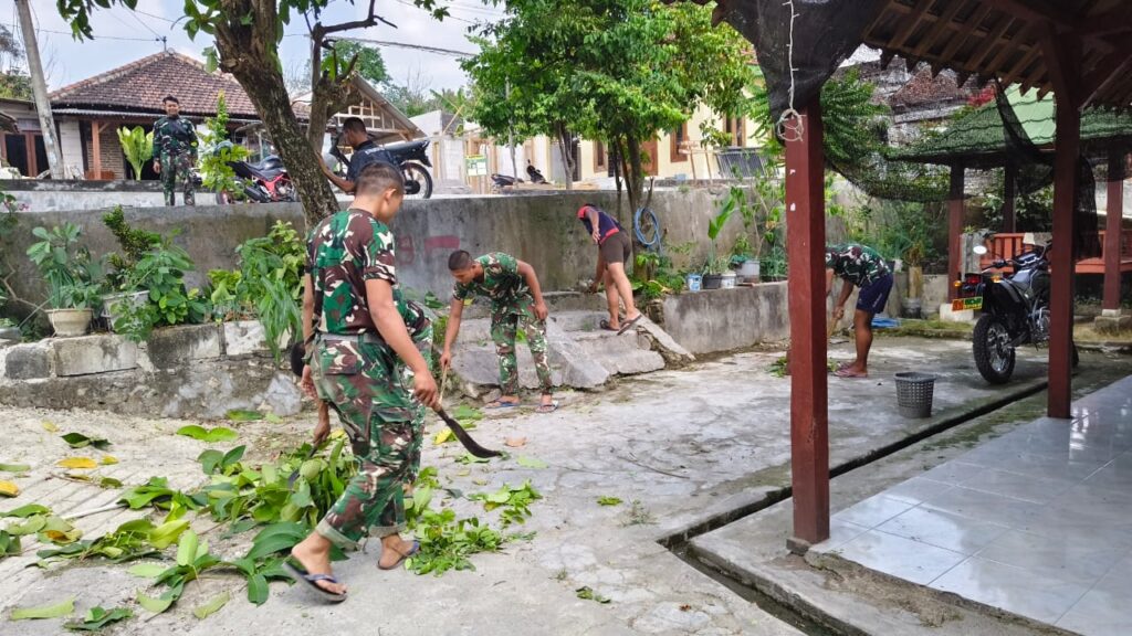 Di Sela Istirahat, Satgas TMMD Ke-129 Kodim 0812 Lamongan Gotong Royong Bersihkan pekarangan Rumah Warga